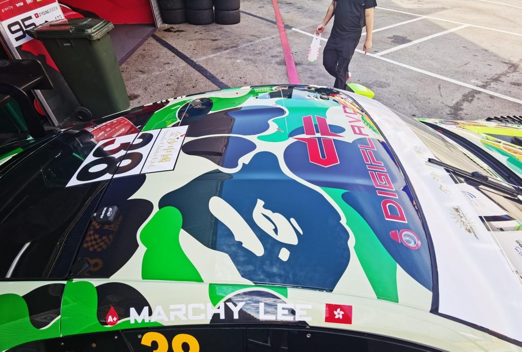 Auto de carreras Aston Martin pintado con el logotipo de Geekvape (Digiflavor)