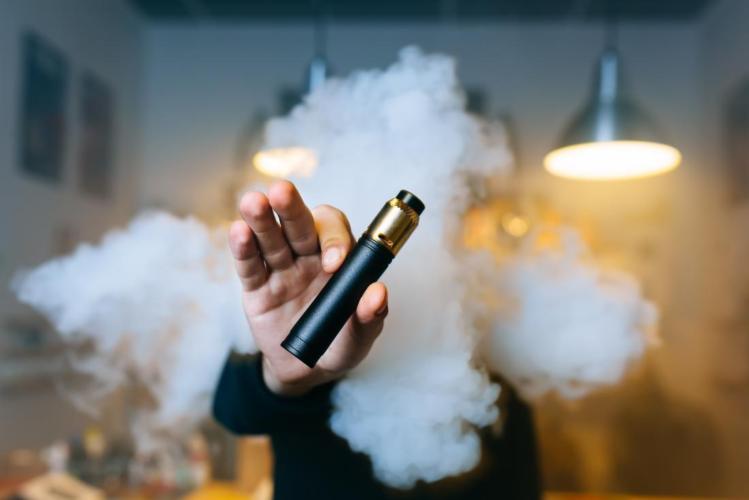 Nova Subteno Trovita Aromigita E-cigaredo Helpas Fumantojn Ĉesi